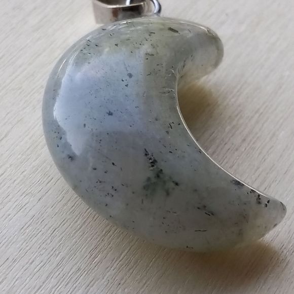 Labradorite moon pendant - Picture 5 of 13